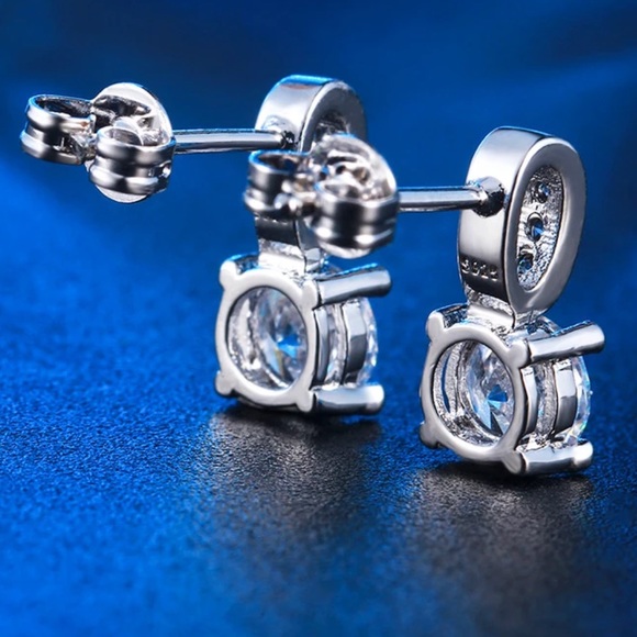 Sale⭐️⭐️🎉Stud CZ Crystals Silver Earrings New - Picture 3 of 4